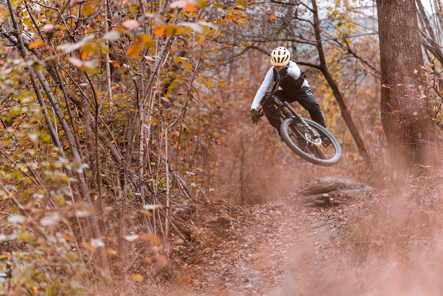 Eine MTB Fotografie von Leo auf dem Dirtpark in Salzburg.