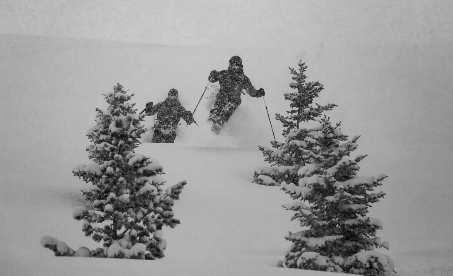 Eine Ski Fotografie von Tom Leitner und Roli Loipold an einem Powder Tag in Österreich