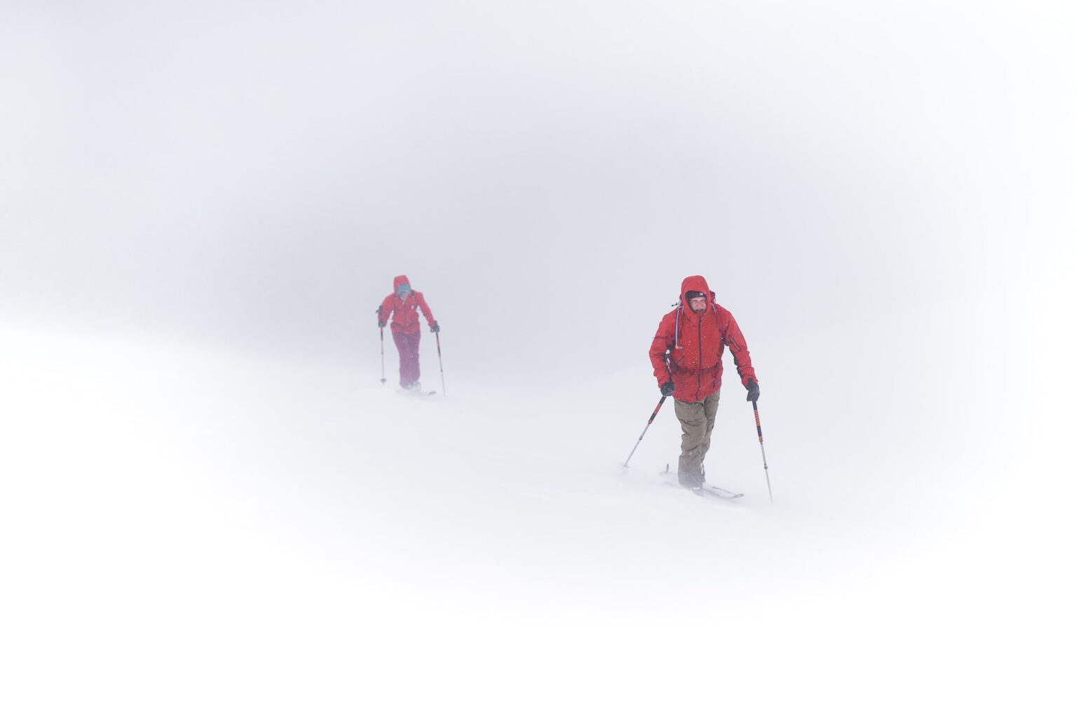 Eine Ski Fotografie während einer nebeligen Skitour am Salzburger Tratberg