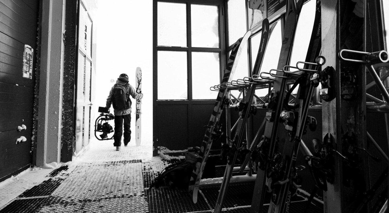 Eine Ski Fotografie von Roli Loipold an einem Powder Tag in Österreich