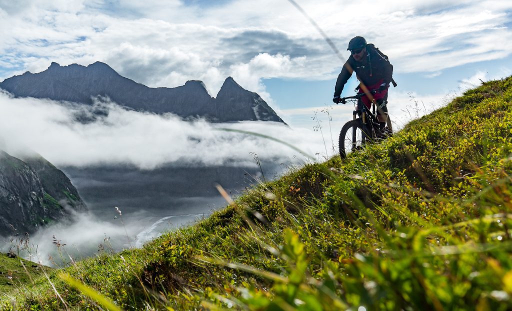 Ales Koops mit seinem MTB auf den Lofoten.