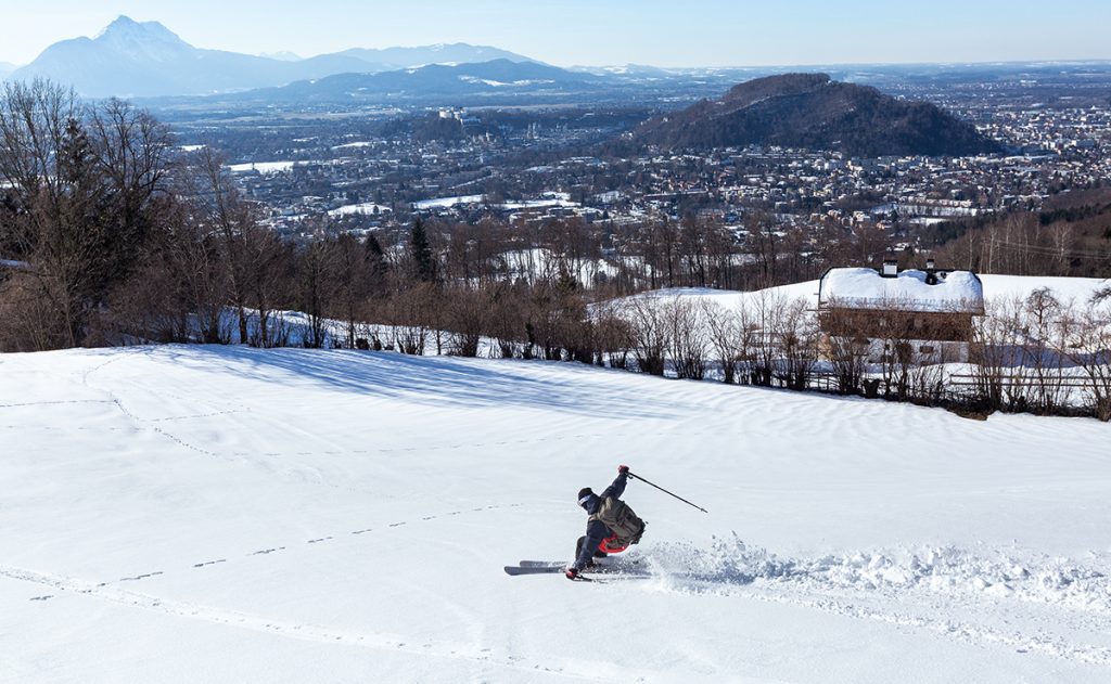 Auf der Südseite des Gaisberg geht es im knietiefen Schnee dem Stadtteil Aigen entgegen. Im Sommer stehen hier wohl Kühe...