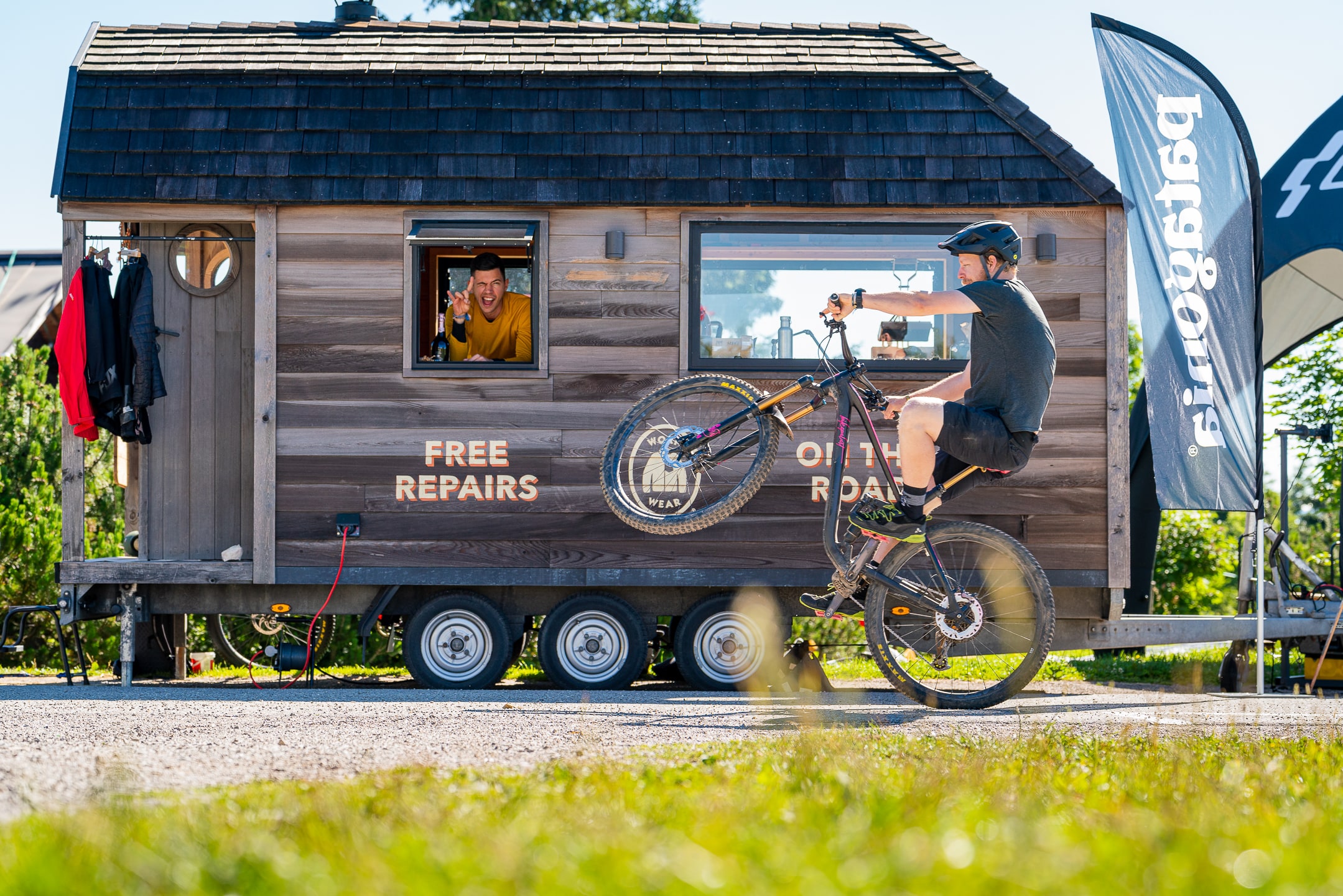 Ein Eventfoto auf dem Jakob Fusban vor dem Patagonia Worn Wear Truck fährt.