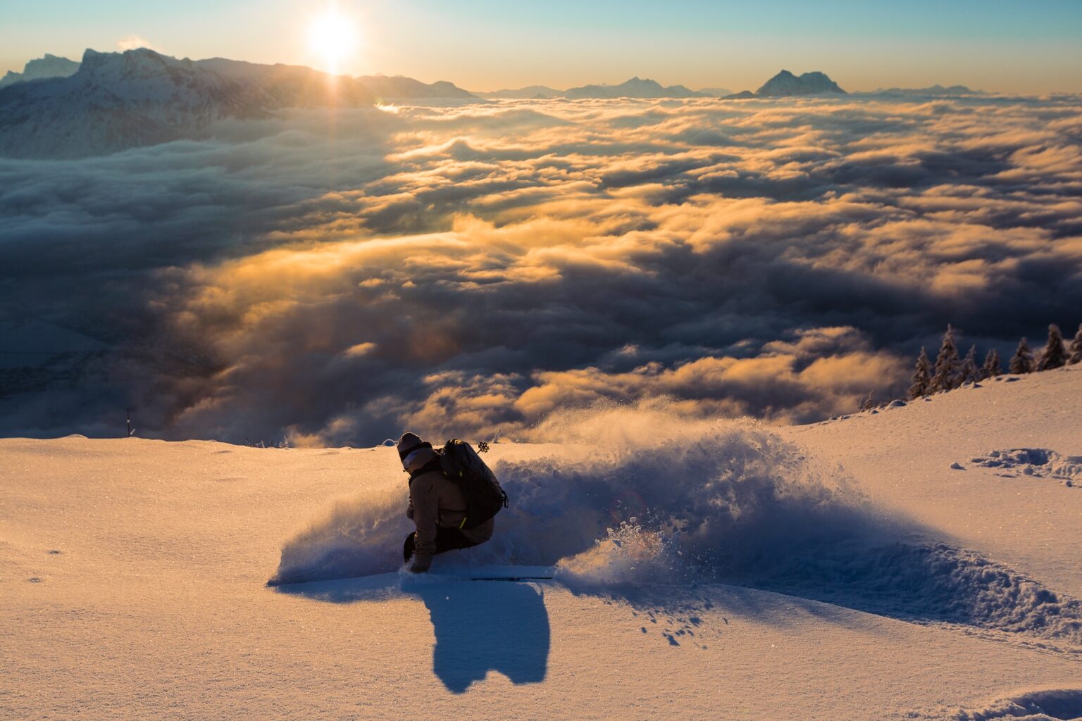 Eine Ski Fotografie von Roli Loipold an einem Powder Tag in Österreich