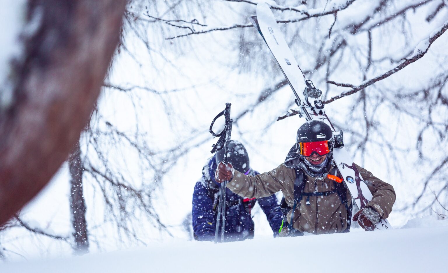 Eine Ski Fotografie von Roli Loipold und Luca Schmid an einem Powder Tag in Österreich