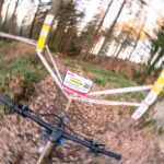 Ein Schild, das über die Sperre eines MTB-Trails informiert.