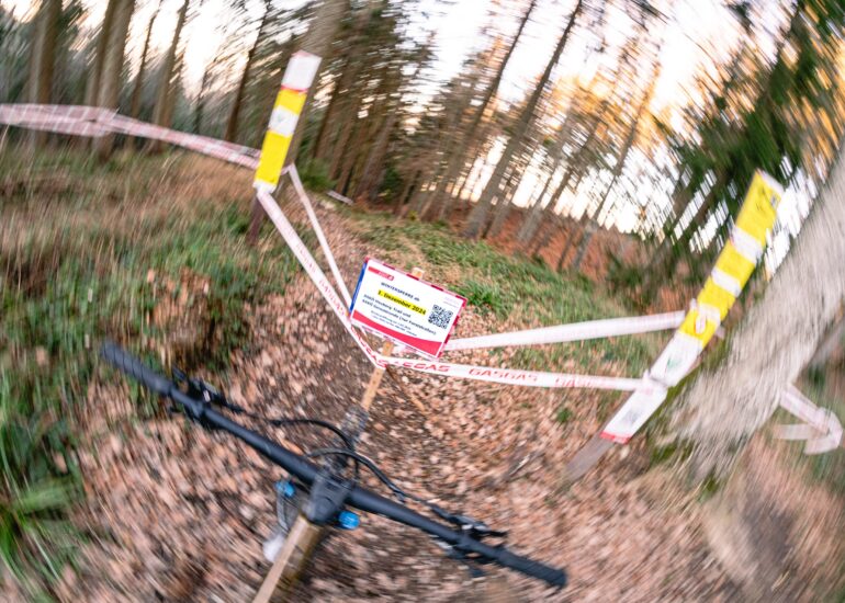 Ein Schild, das über die Sperre eines MTB-Trails informiert.