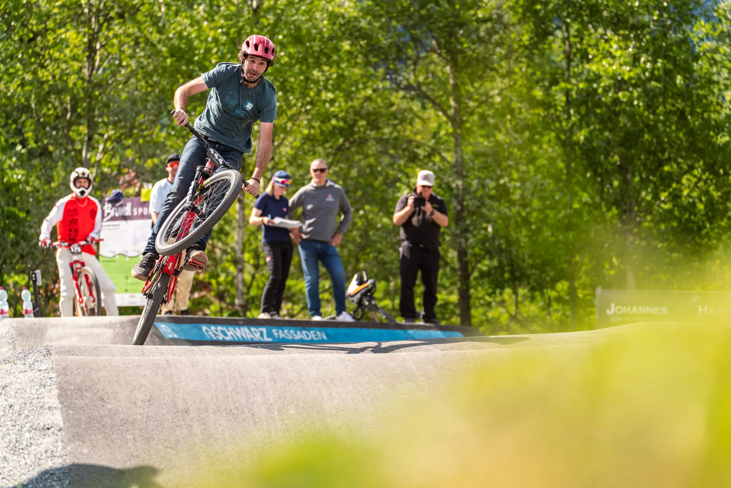 Ein Mountainbiker auf einem Pumptrack.