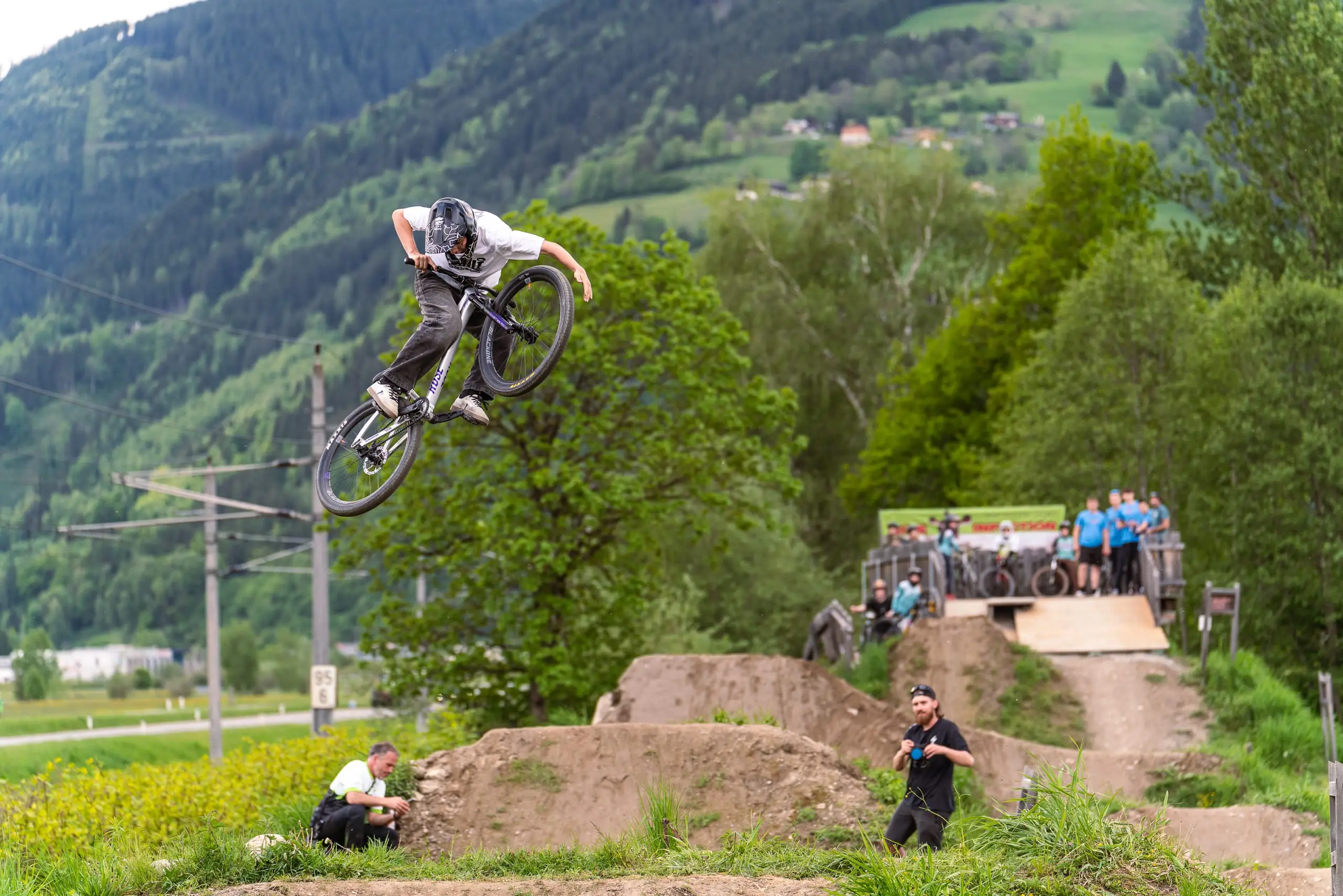 Ein Mountainbiker macht einen Trick auf einem Dirtbike.