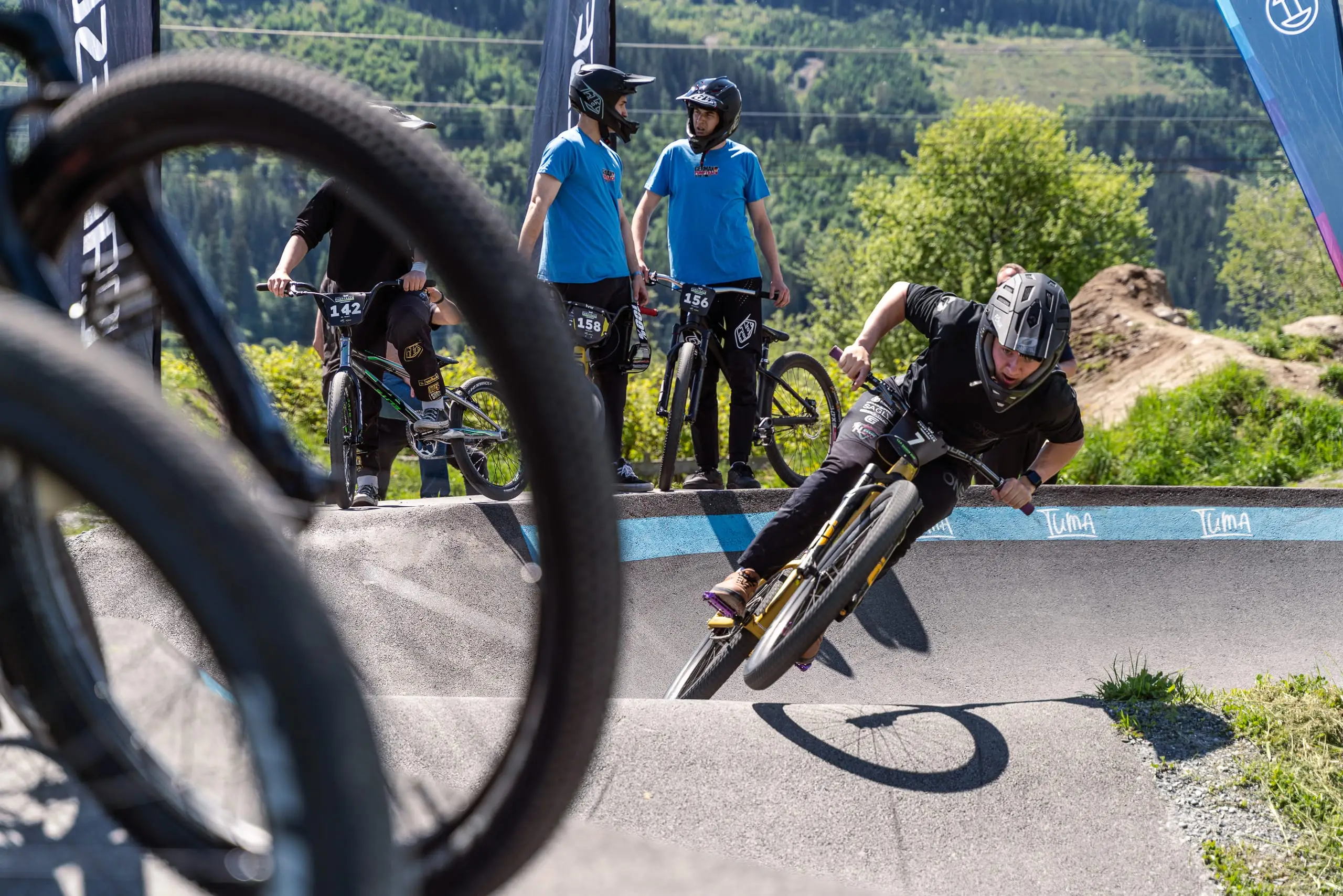 Ein Mountainbiker auf einem Pumptrack.