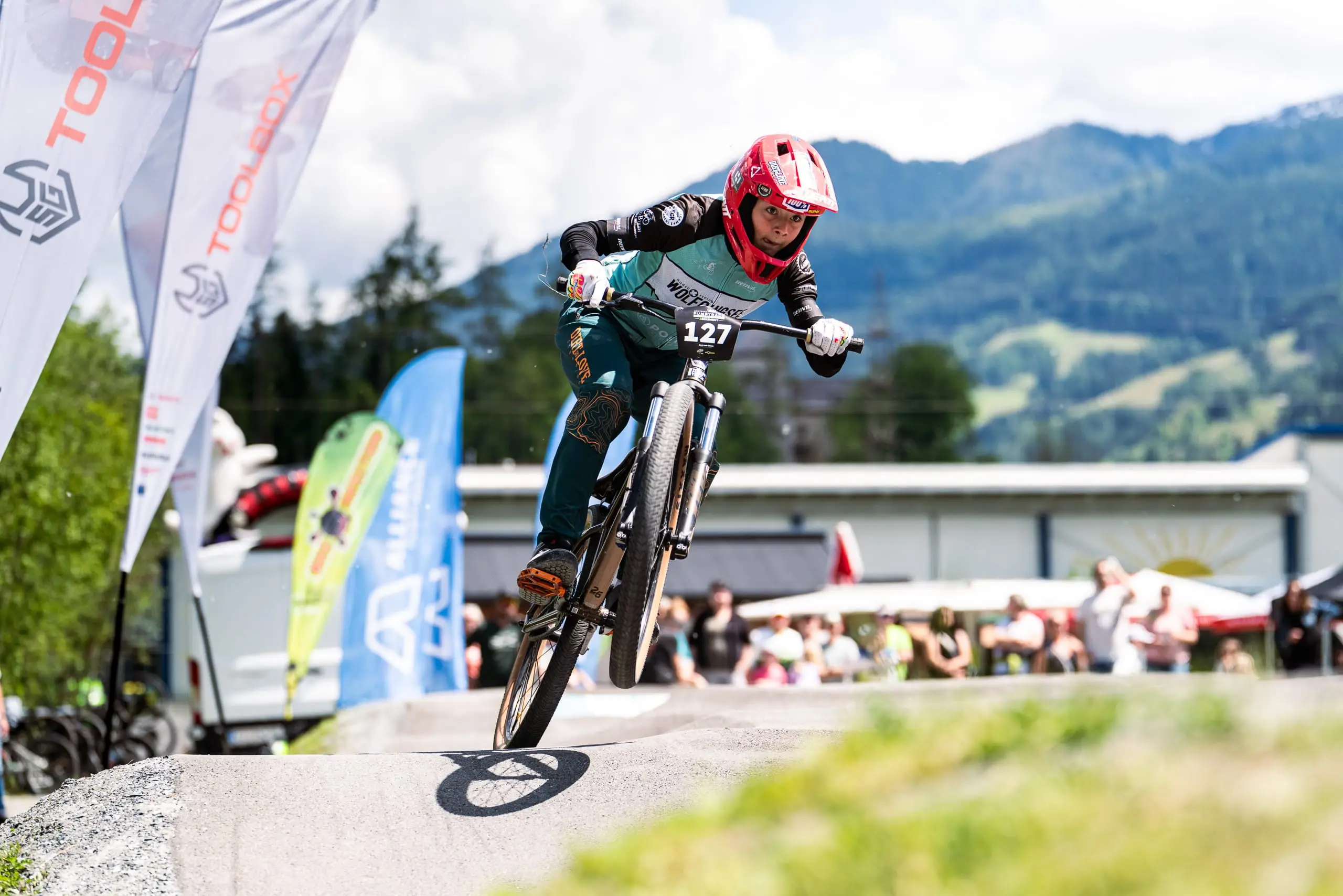 Ein Mountainbiker fährt auf einem Pumptrack.