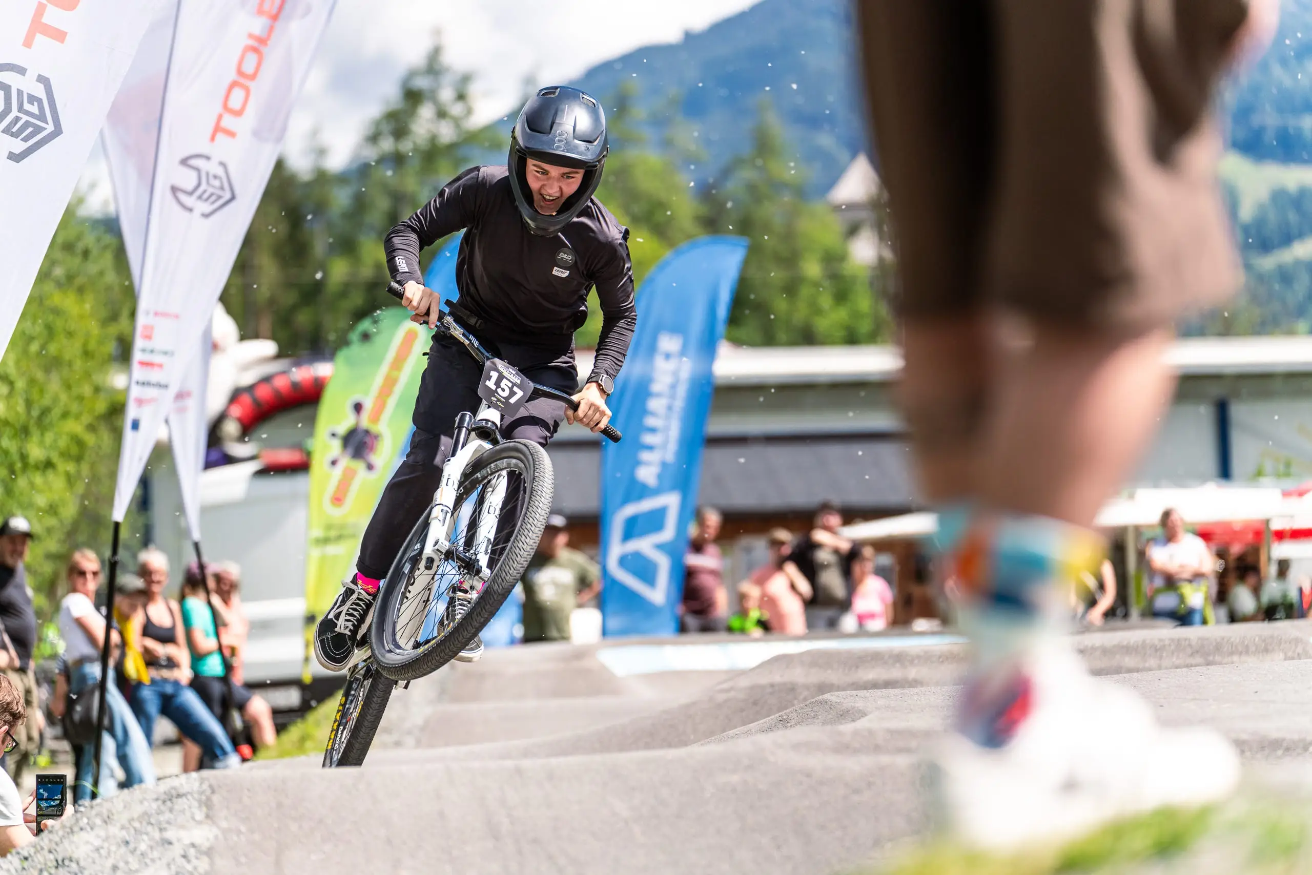 Ein Mountainbiker auf einem Pumptrack.