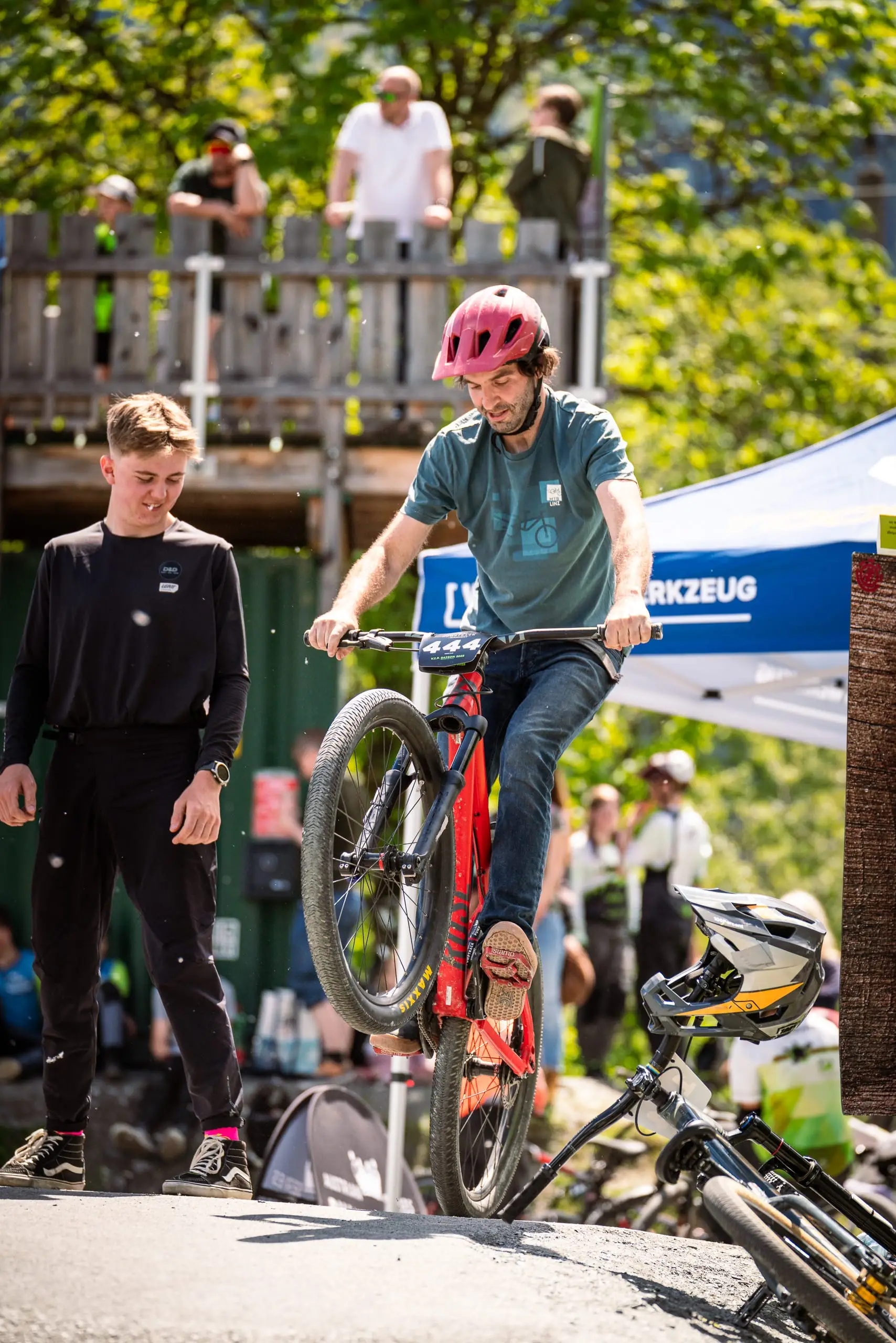 Ein Mountainbike auf einem Pumptrack.