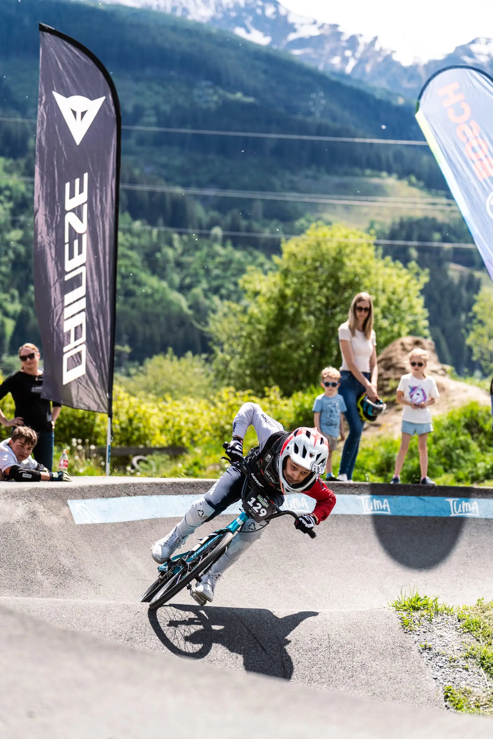Ein Mountainbike auf einem Pumptrack.