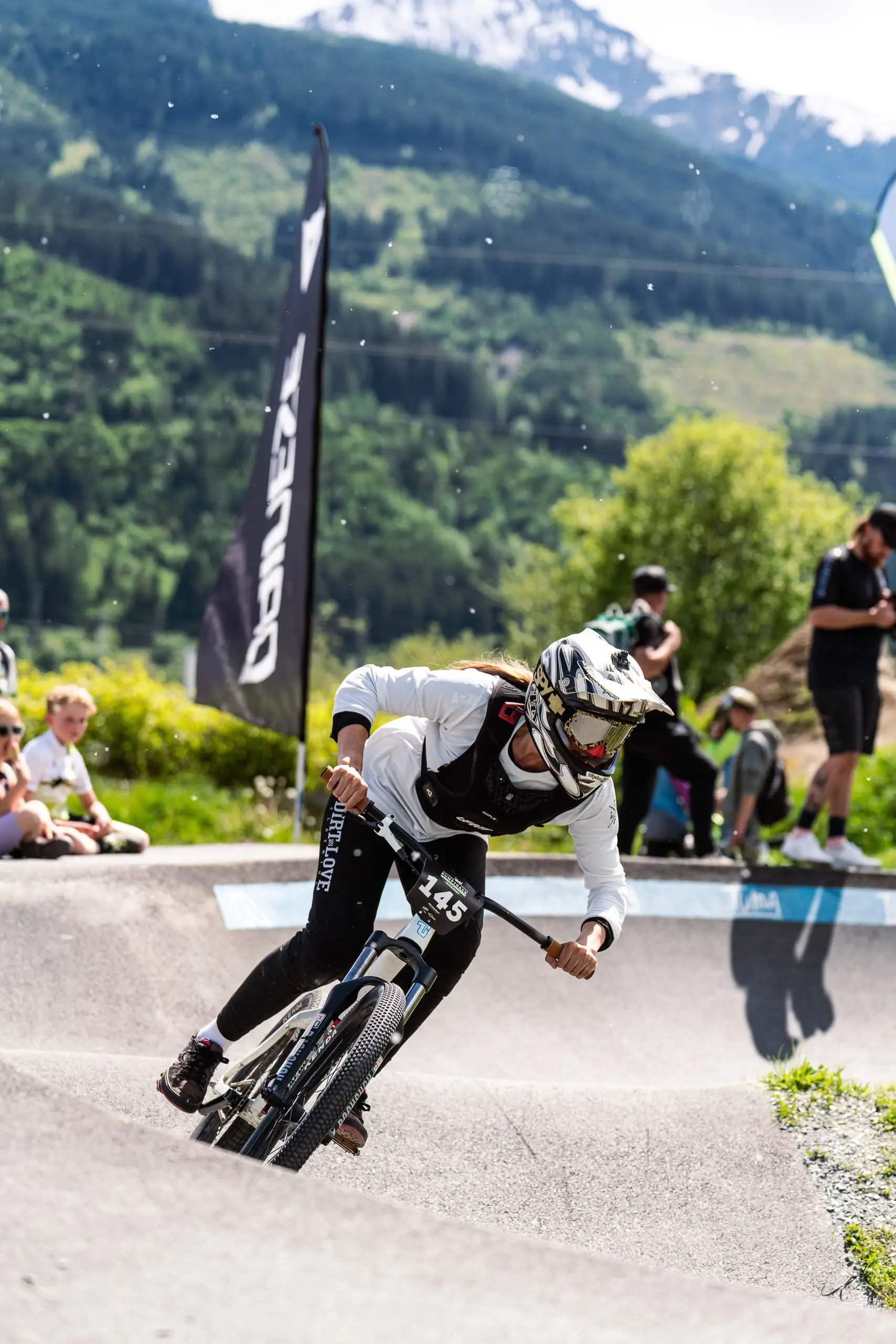 Eine Mountainbikerin auf einem Pumptrack.