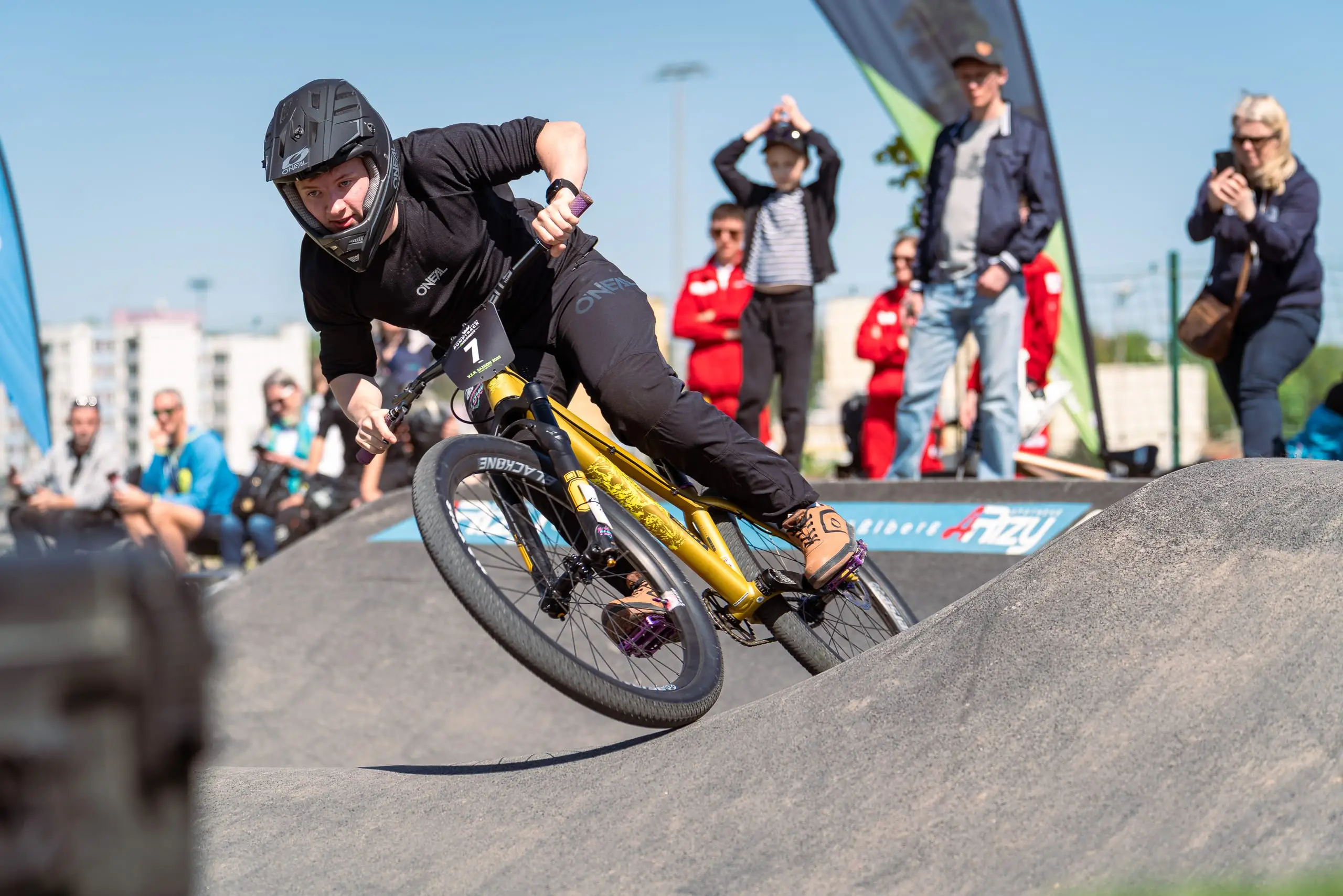 Ein Mountainbiker auf einem Pumptrack.