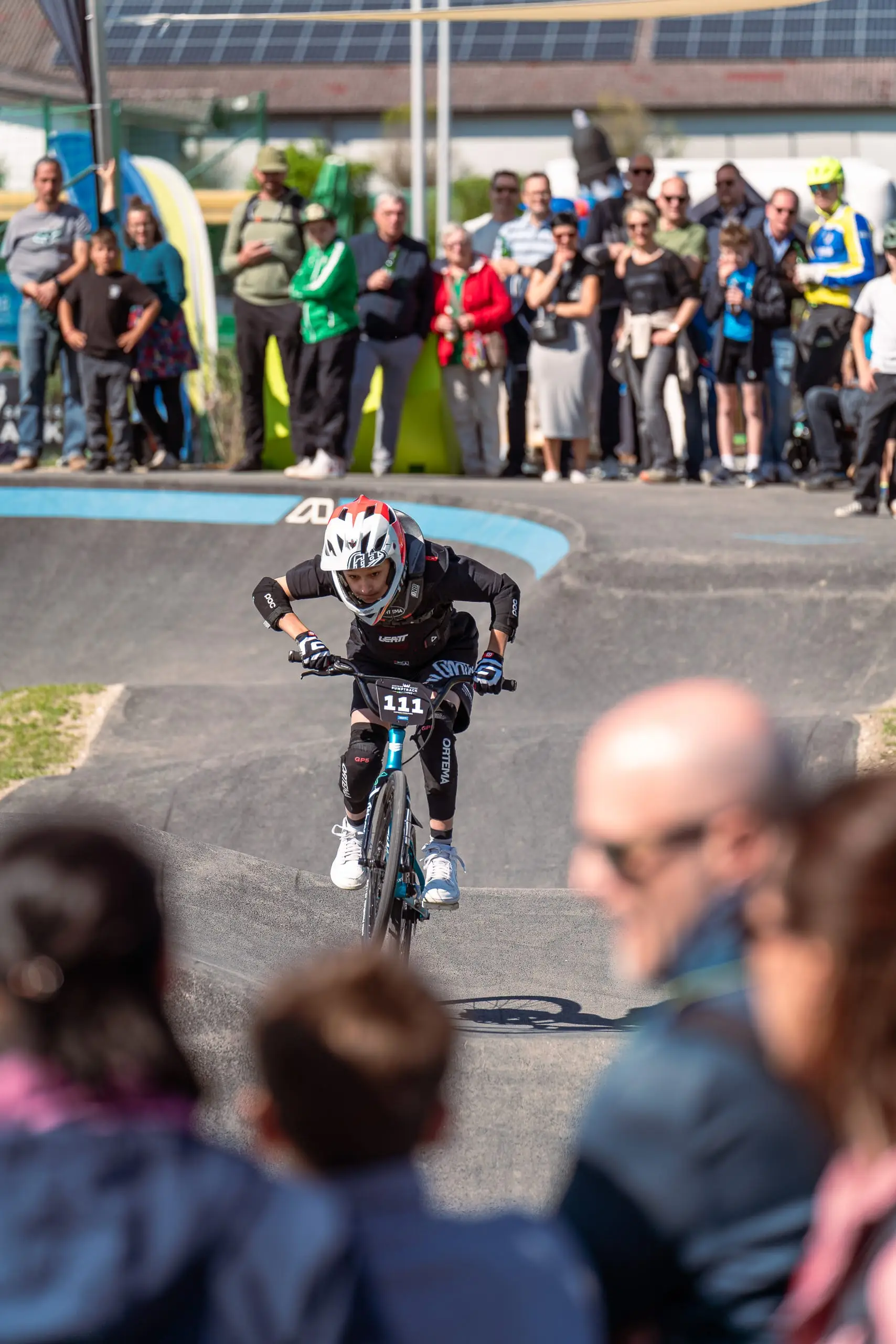 Ein Mountainbiker auf einem Pumptrack.