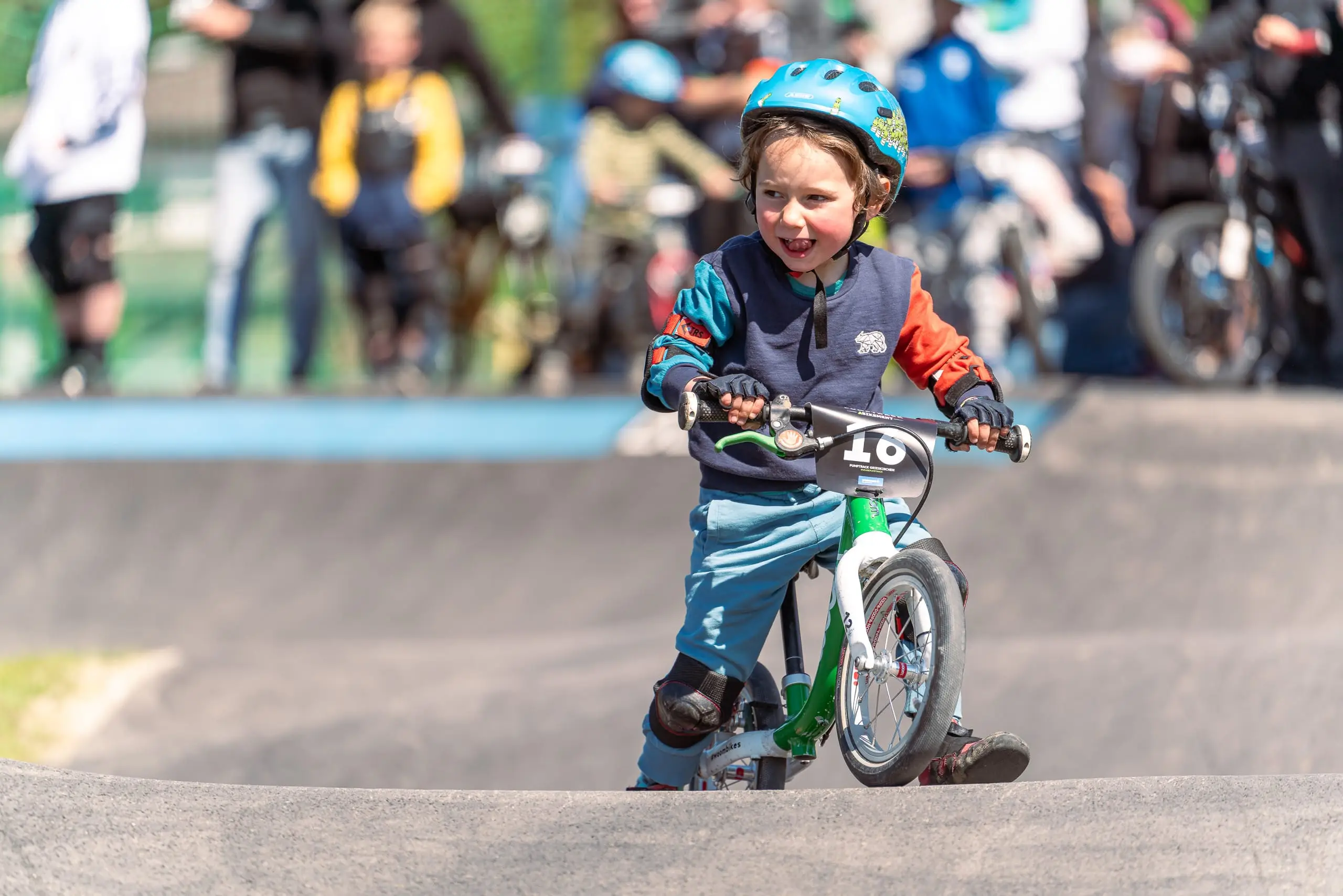 Ein Kind auf einem Pumptrack.