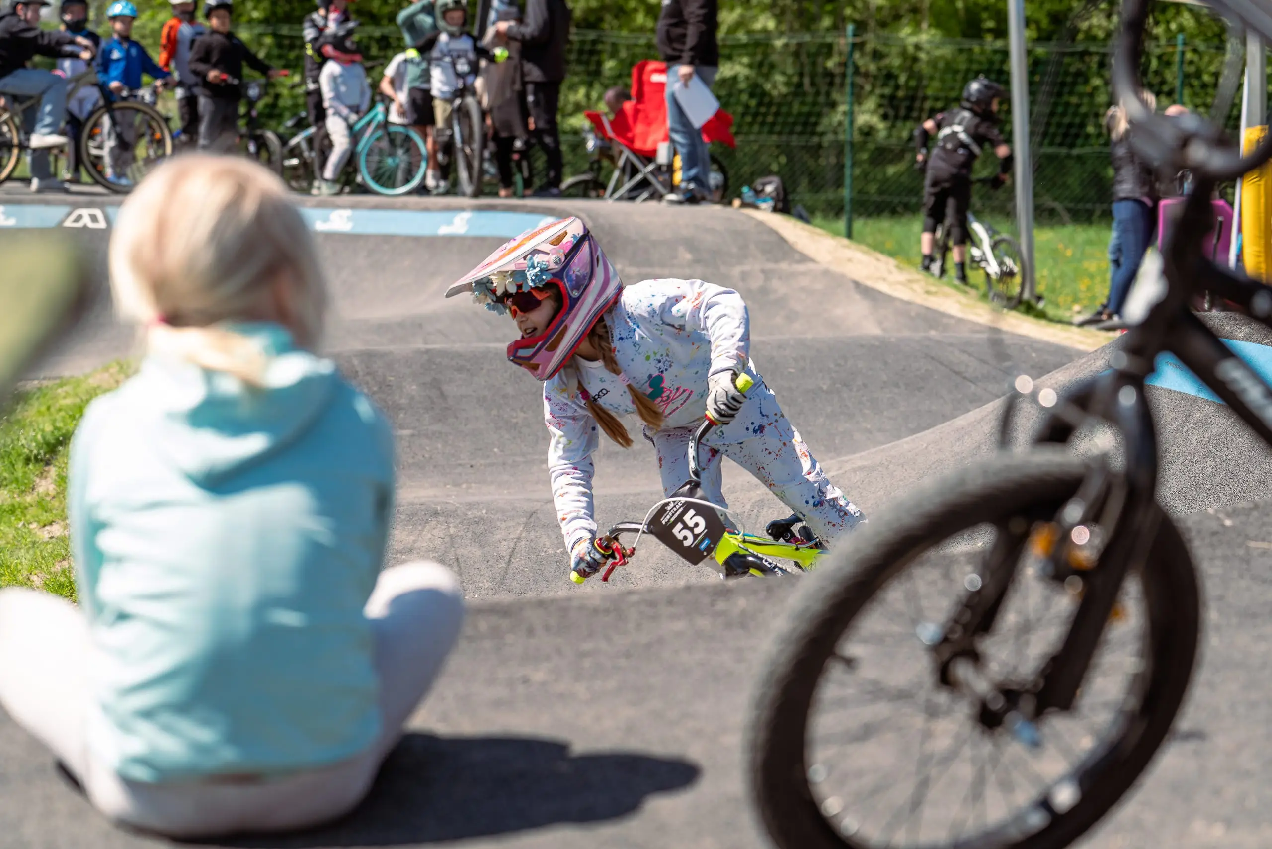 Eine Mountainbikerin auf einem Pumptrack.