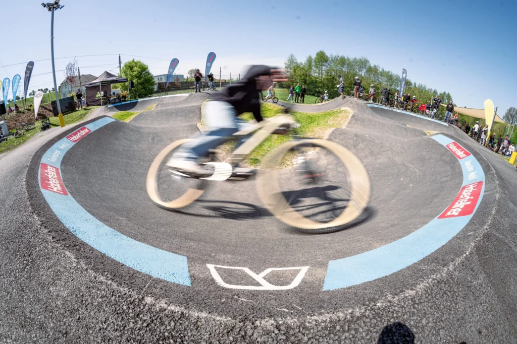Ein Mountainbiker auf einem Pumptrack.