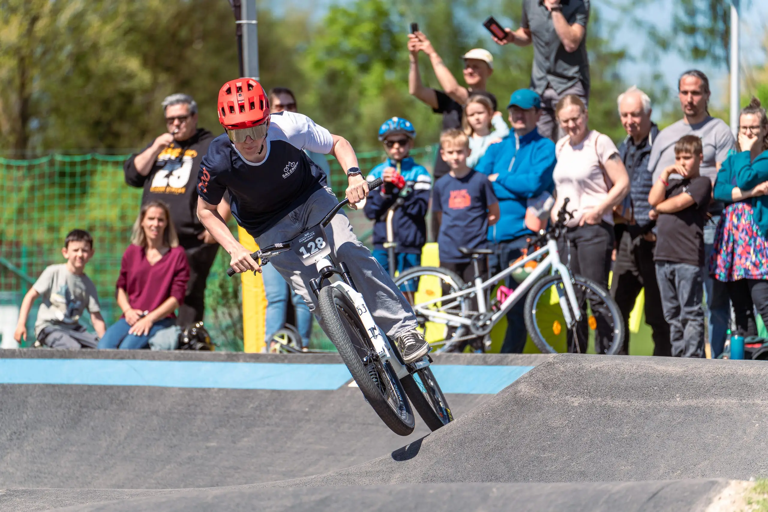 Ein Mountainbiker auf einem Pumptrack.