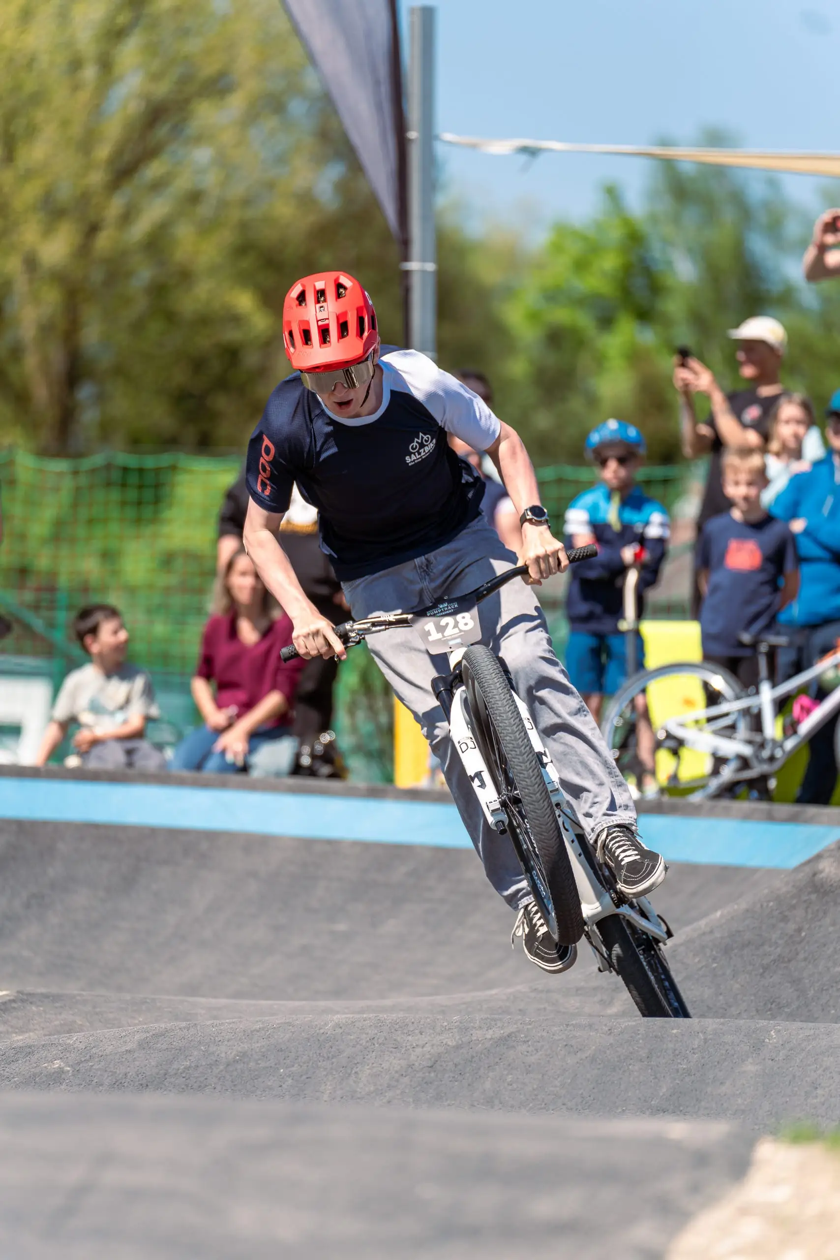 Ein Mountainbiker auf einem Pumptrack.