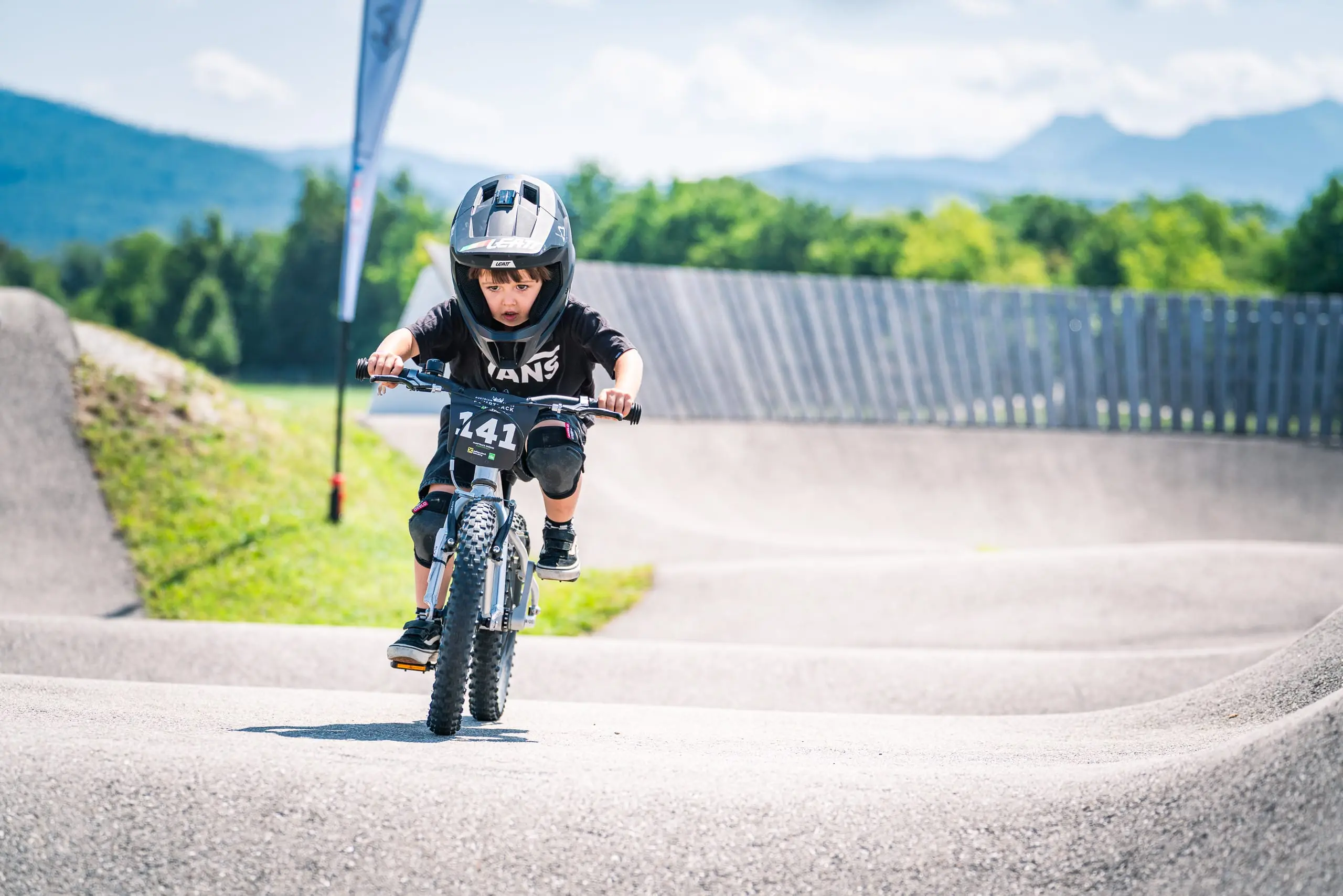 Ein Mountainbiker auf einem Pumptrack.