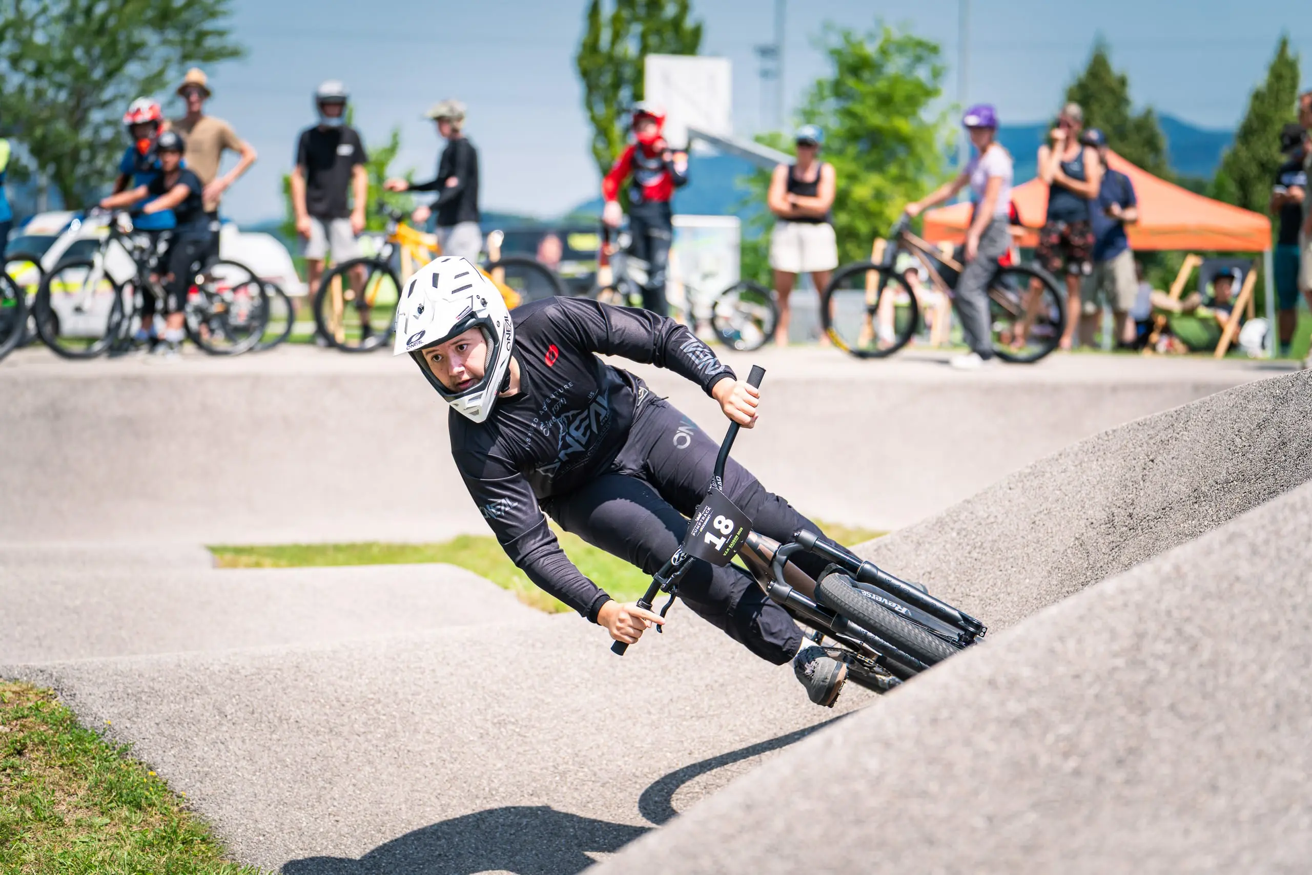 Ein Mountainbiker auf einem Pumptrack.