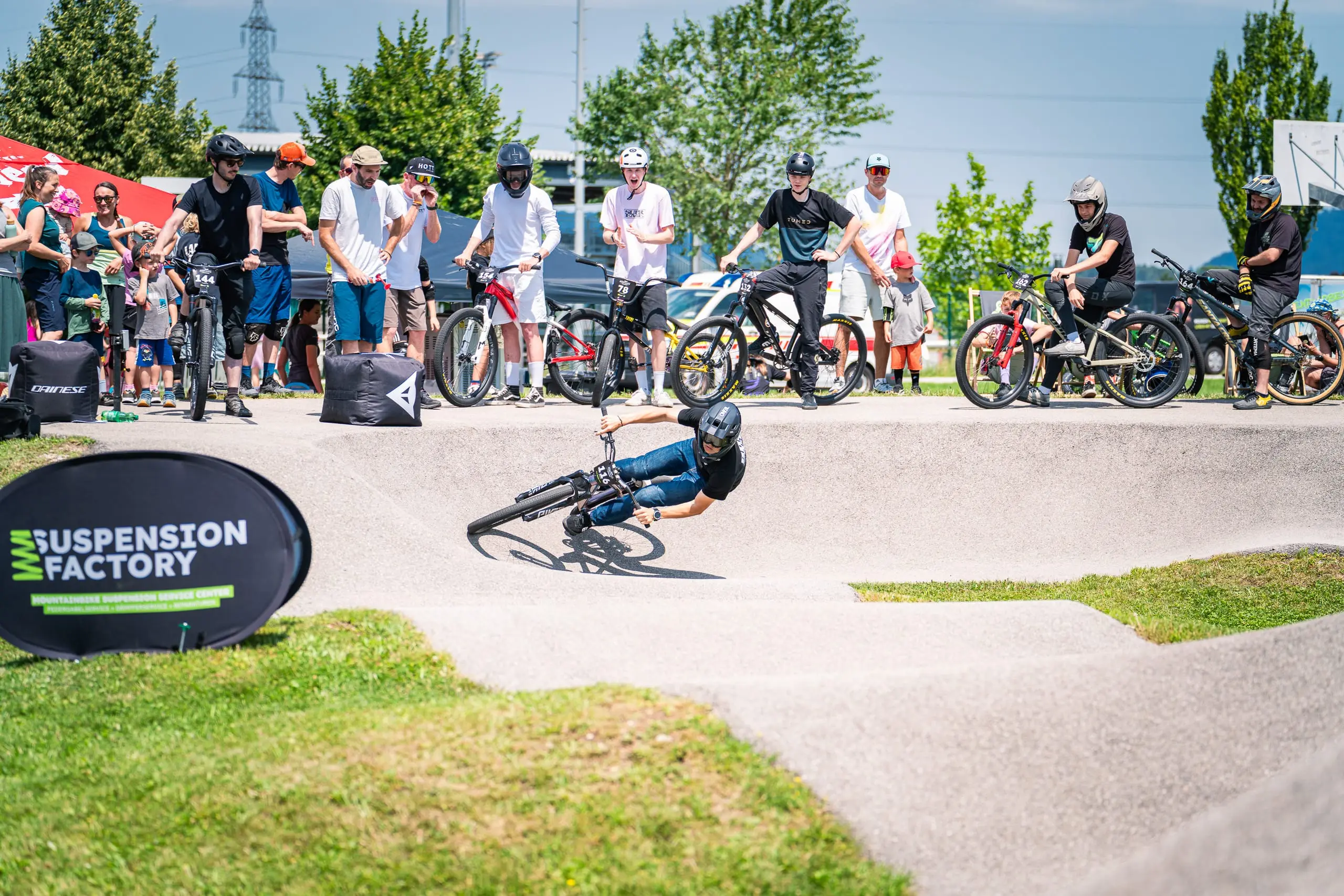 Ein Mountianbiker auf einem Pumptrack.