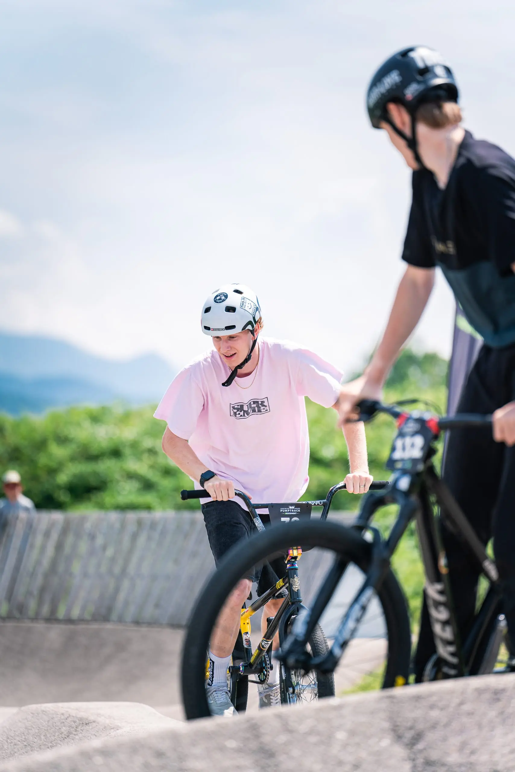 Ein Mountainbiker auf einem Pumptrack.