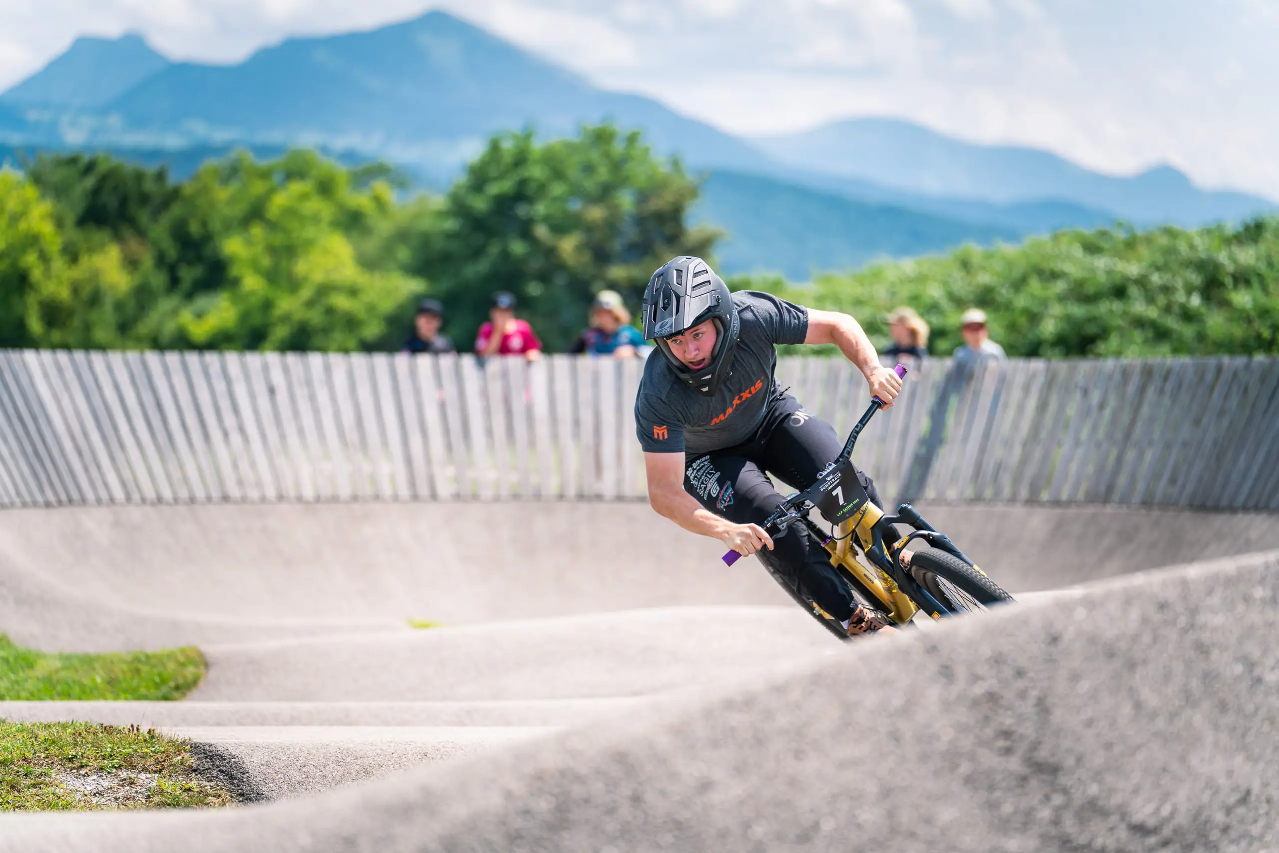 Ein Mountainbiker auf einem Pumptrack.