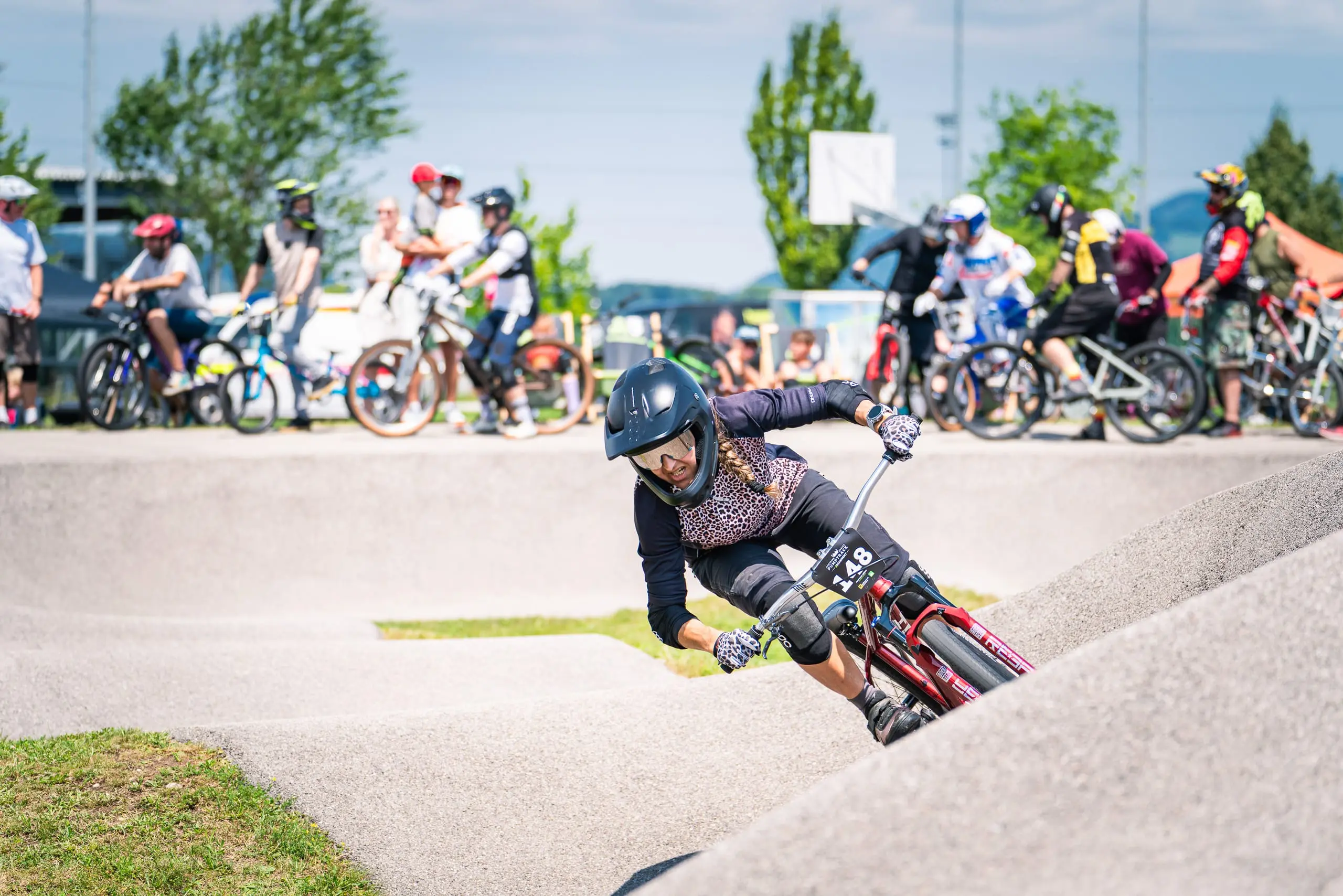 Eine Mountainbikerin fährt in einem Pumptrack
