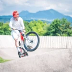 Ein Mountainbiker auf einem Pumptrack.