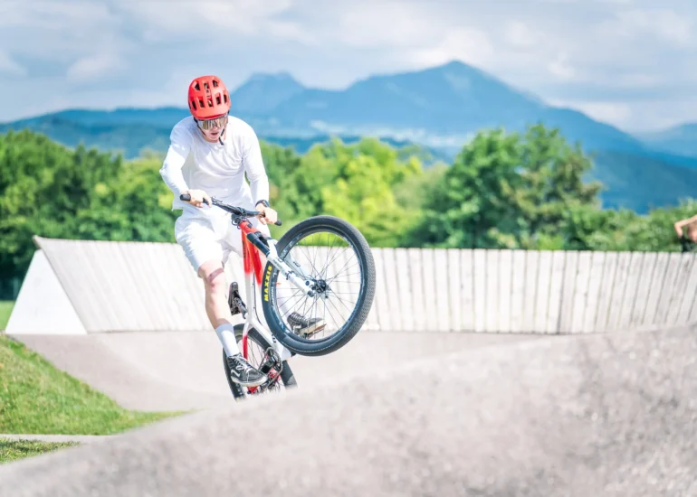 Ein Mountainbiker auf einem Pumptrack.