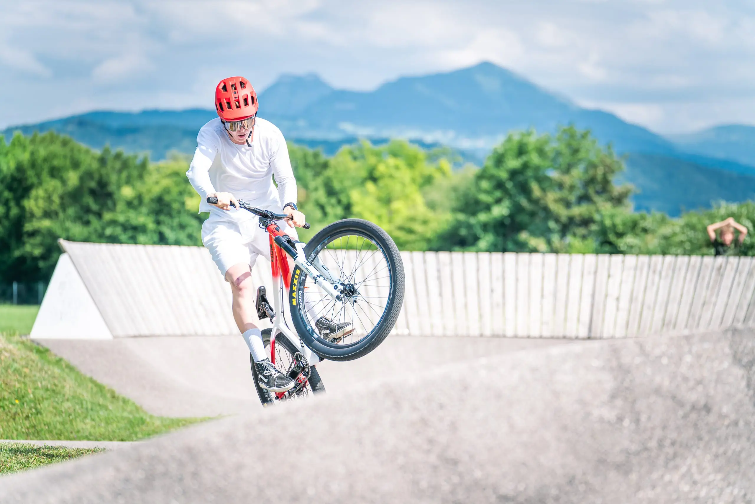 Ein Mountainbiker auf einem Pumptrack.