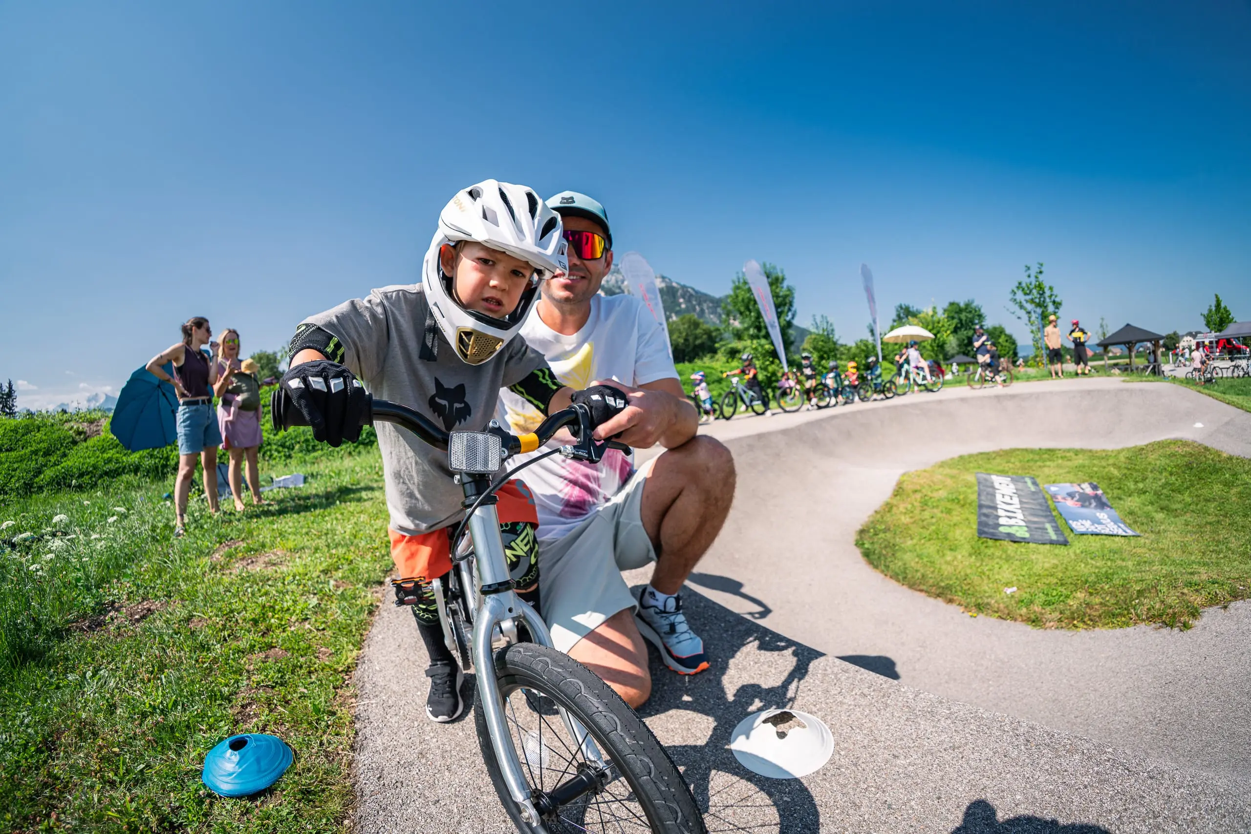 Ein Kind mit seinem Vater auf dem Pumptrack.