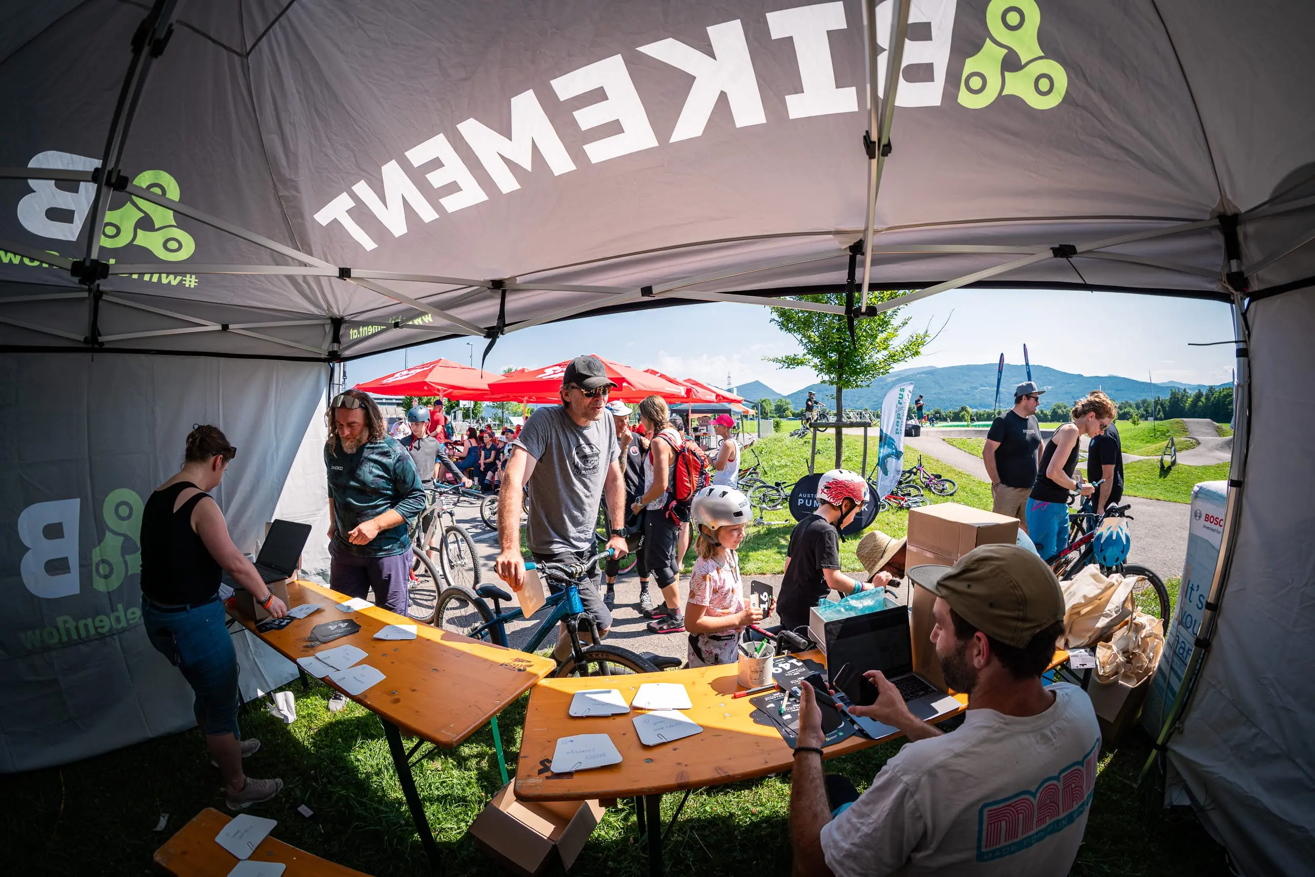 Eine Gruppe Menschen auf einem Pumptrack.