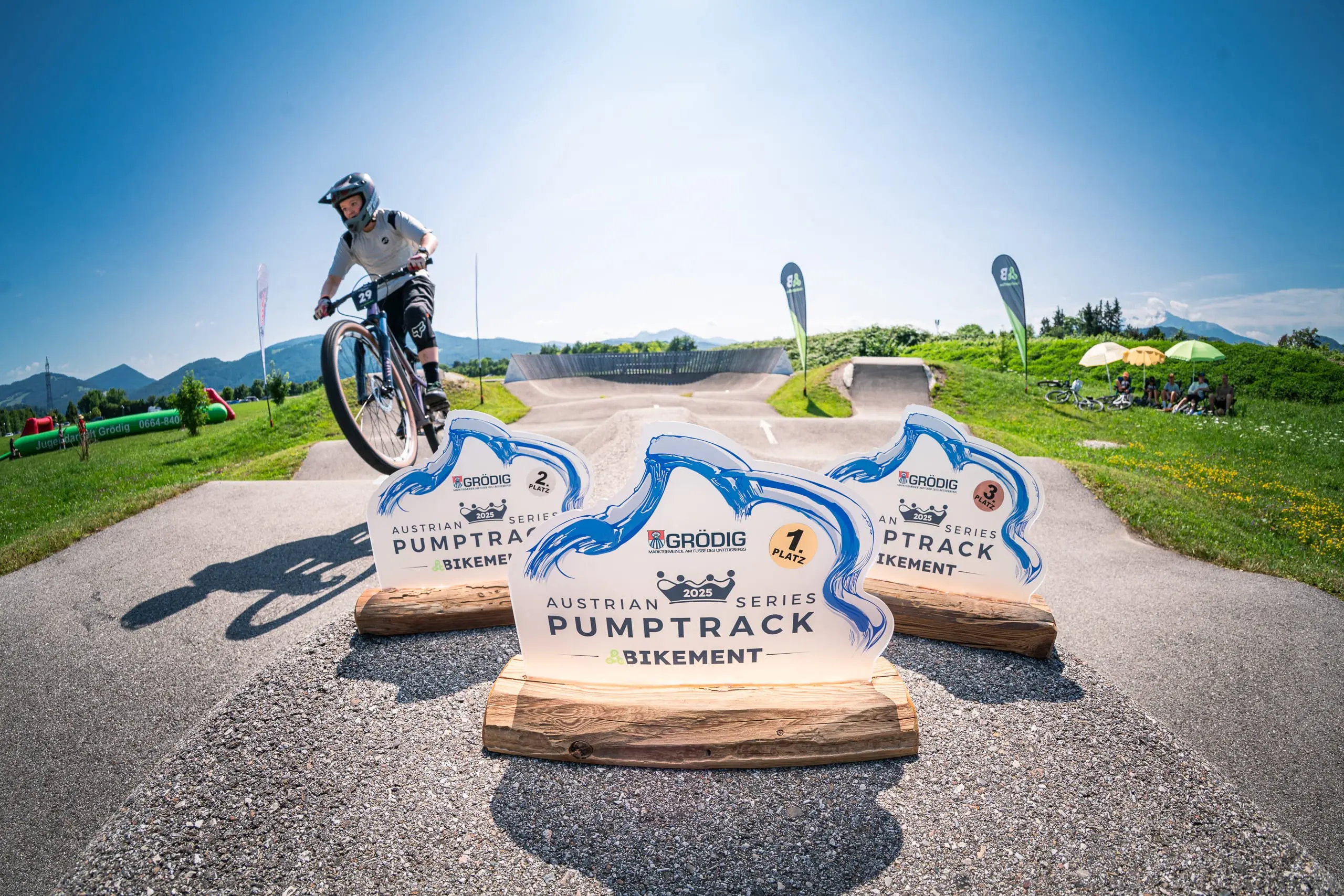 Pokale auf einem Pumptrack.