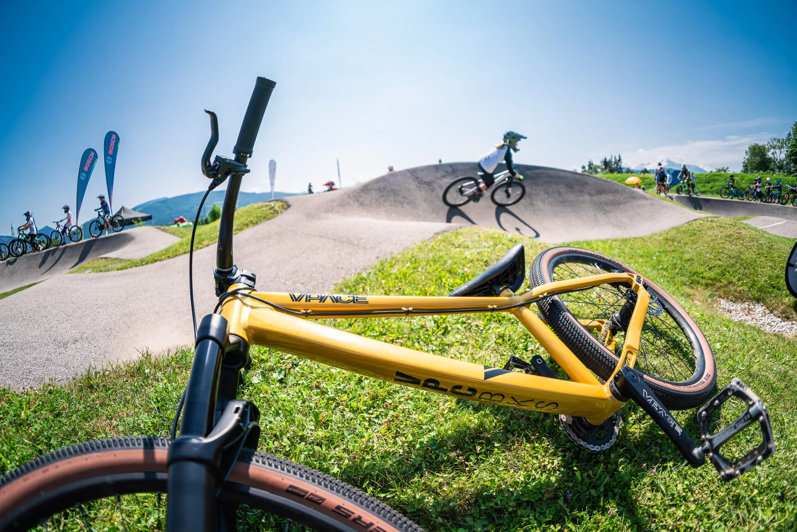 Ein Dirtbike vor einem Pumptrack.