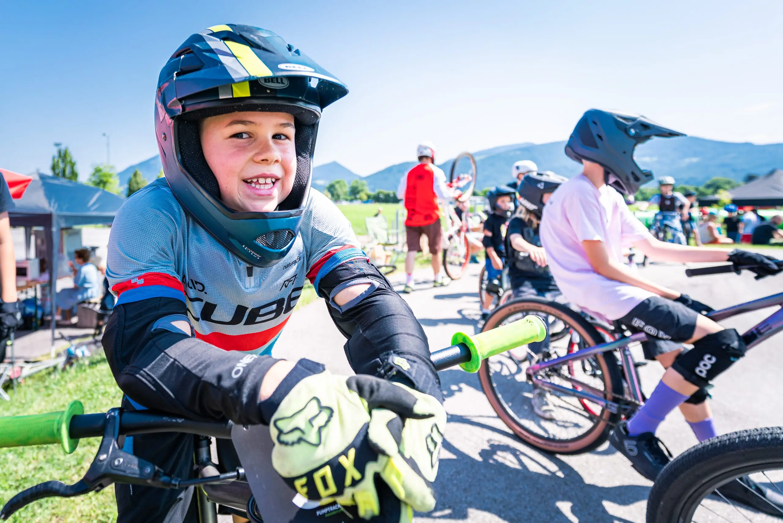 Ein Mountainbiker auf einem Pumptrack.