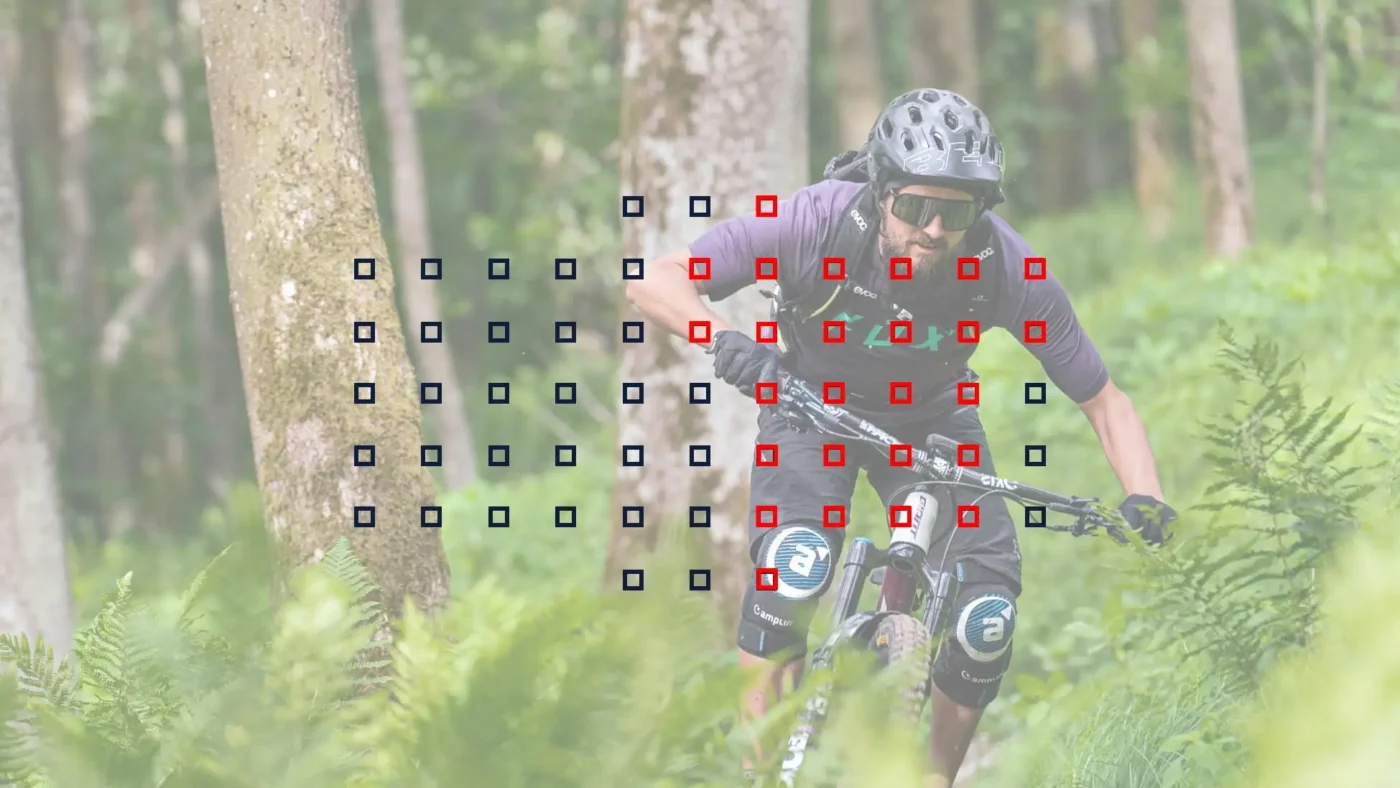 Der Blick durch den Sucher auf einen Mountainbiker.