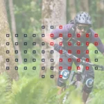 Der Blick durch den Sucher auf einen Mountainbiker.