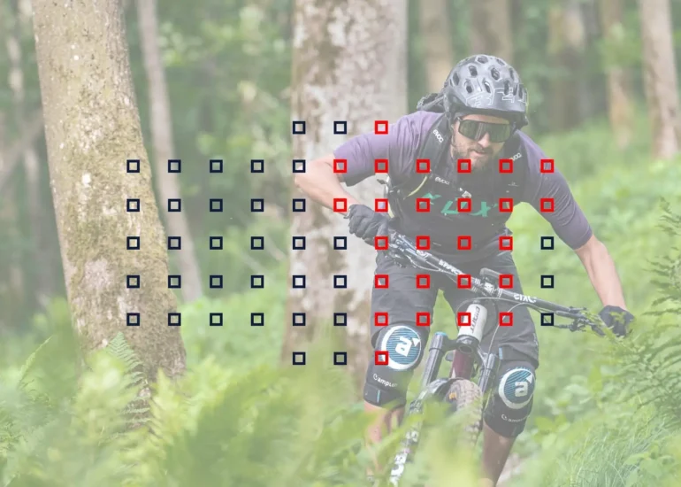 Der Blick durch den Sucher auf einen Mountainbiker.