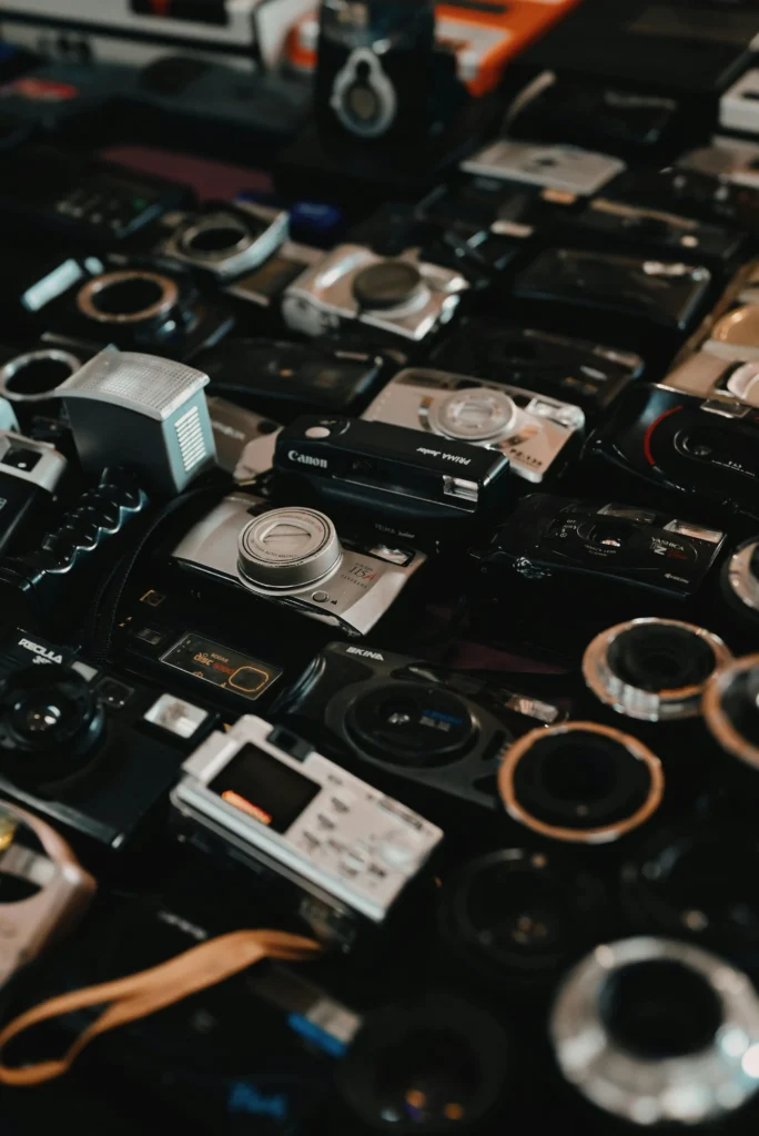 Ein Blick von oben auf eine große Auswahl an Kamera-Equipment.