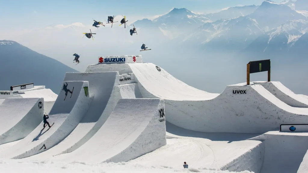 Ein Skifahrer springt über einen Kicker.