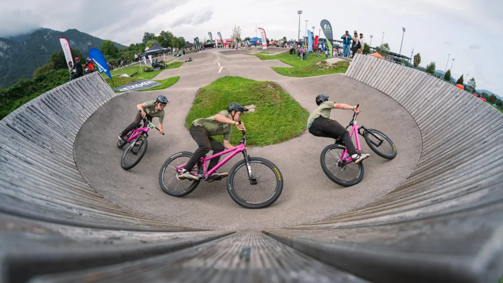 Ein Mountainbiker fährt eine Kurve auf einem Pumptrack.