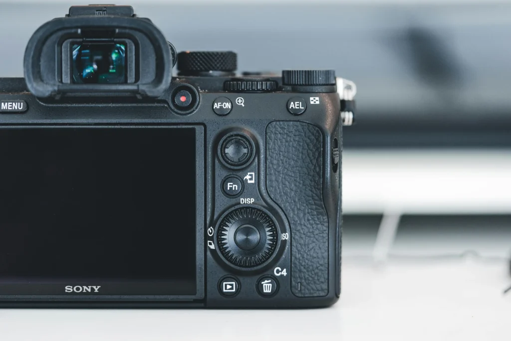 Die Rückseite einer Sony Kamera.