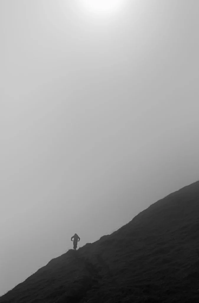 Ein Mountainbikern an einem Hang mit viel Negativraum.