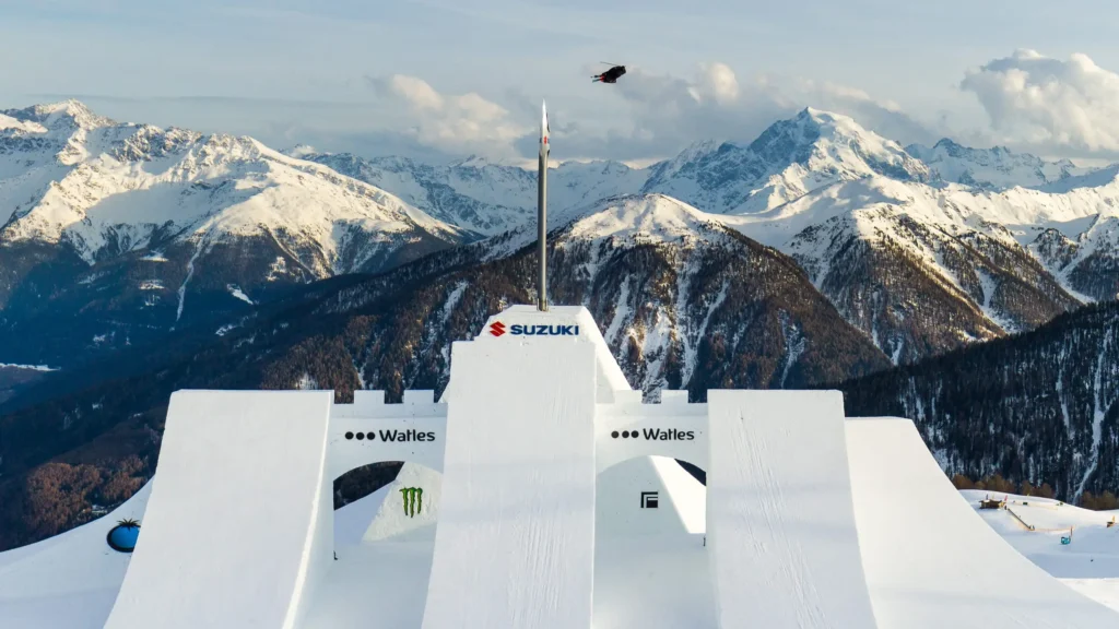 Das Foto eines Fresskiers, der – aus der Zentralperspektive fotografiert – winzig im Vergleich zum Rest wirkt. Als würde er aus dem Bild fliegen.