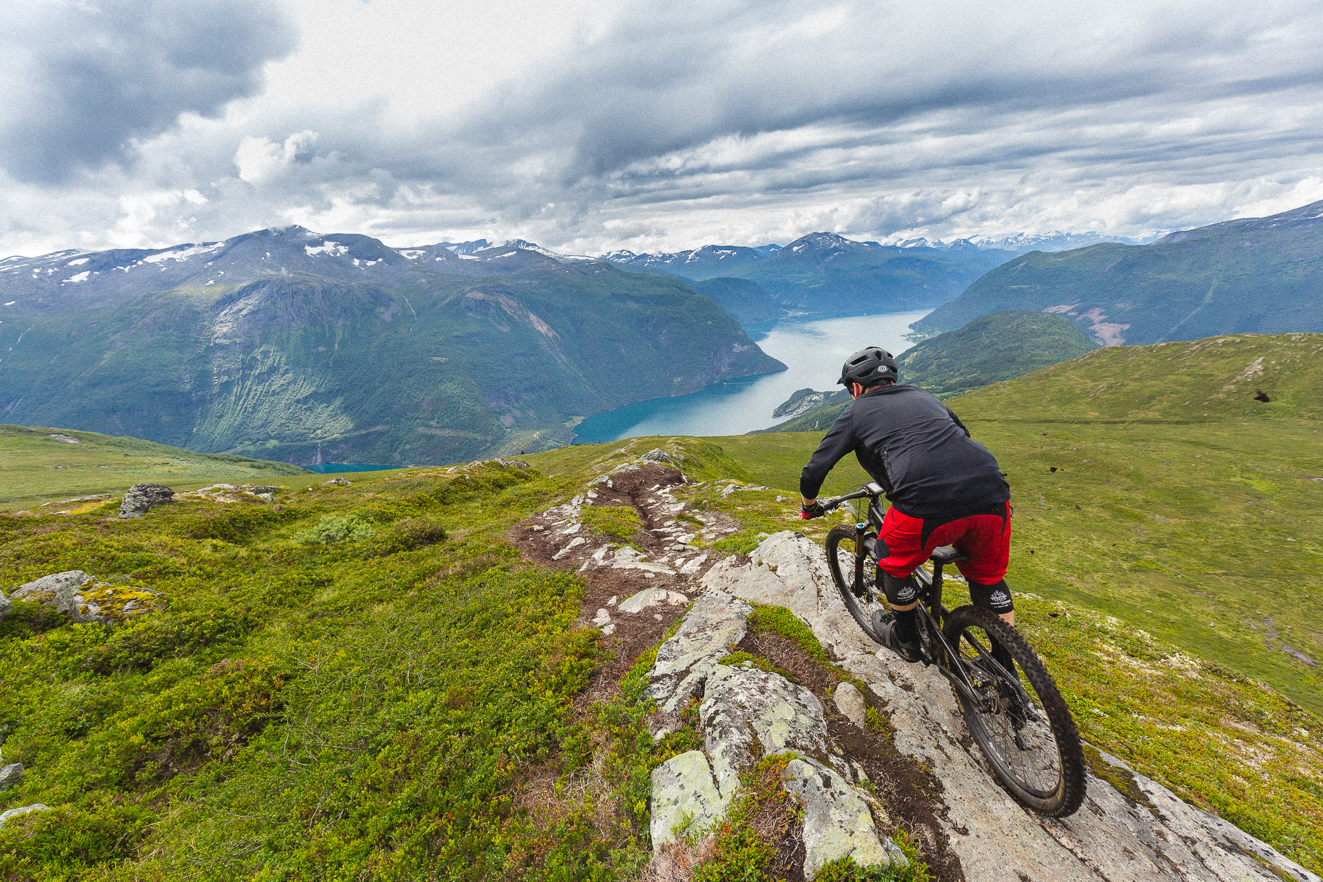 Alex mit dem Mountainbike in Fjøra im Süden von Norwegen